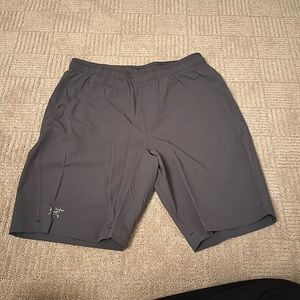 Arcteryx men’s charcoal gray shorts with pockets size M